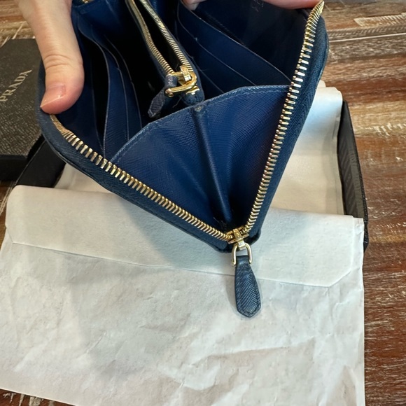 AUTHENTIC PRADA SAFFIANO LEATHER TRIANGLE LOGO ZIP WALLET - Picture 11 of 16